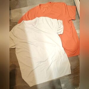 Bundle of 2 Lululemon soft short sleeves shirt. Orange. Very light grey. Men XL.